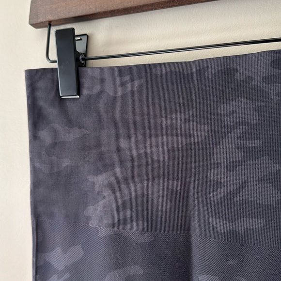SPANX LOOK AT ME NOW LEGGINGS GRAY CAMO SIZE LARGE - Picture 3 of 6